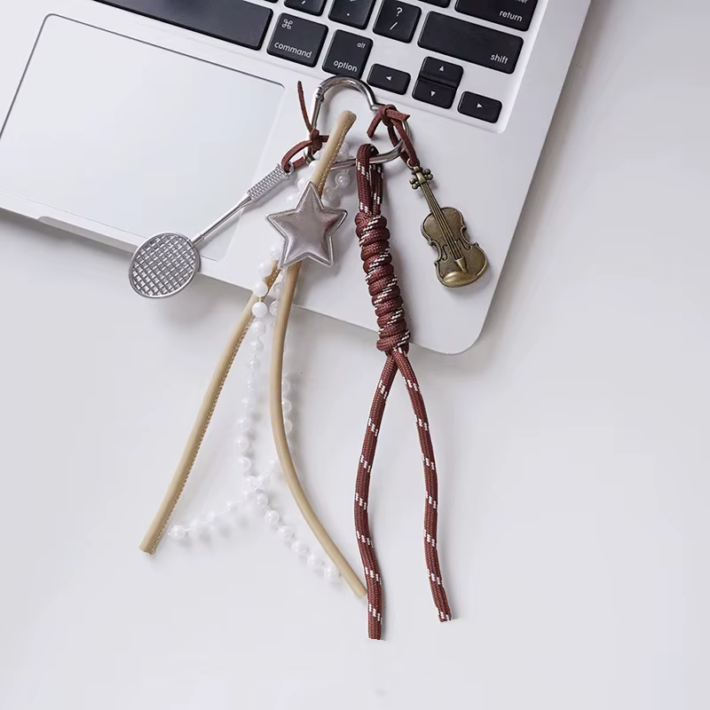 Porte-clés DIY en cuir tressé en forme de croissant