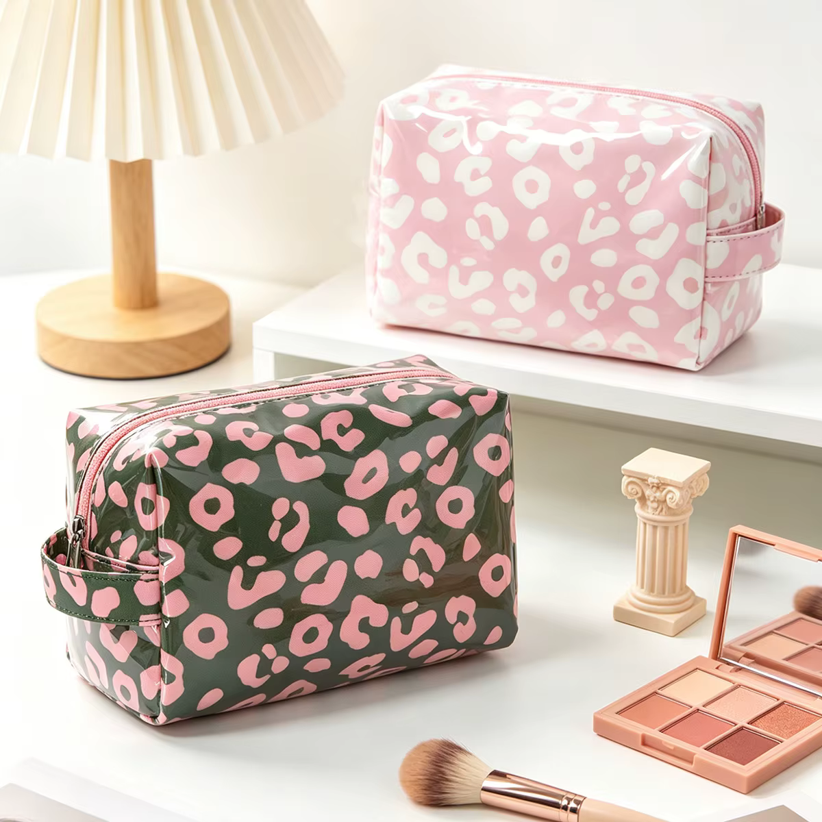 Trousse de maquillage léopard avec poignée, trousse de toilette imperméable en PVC brillant, organisateur de cosmétiques portable, petit organisateur de voyage