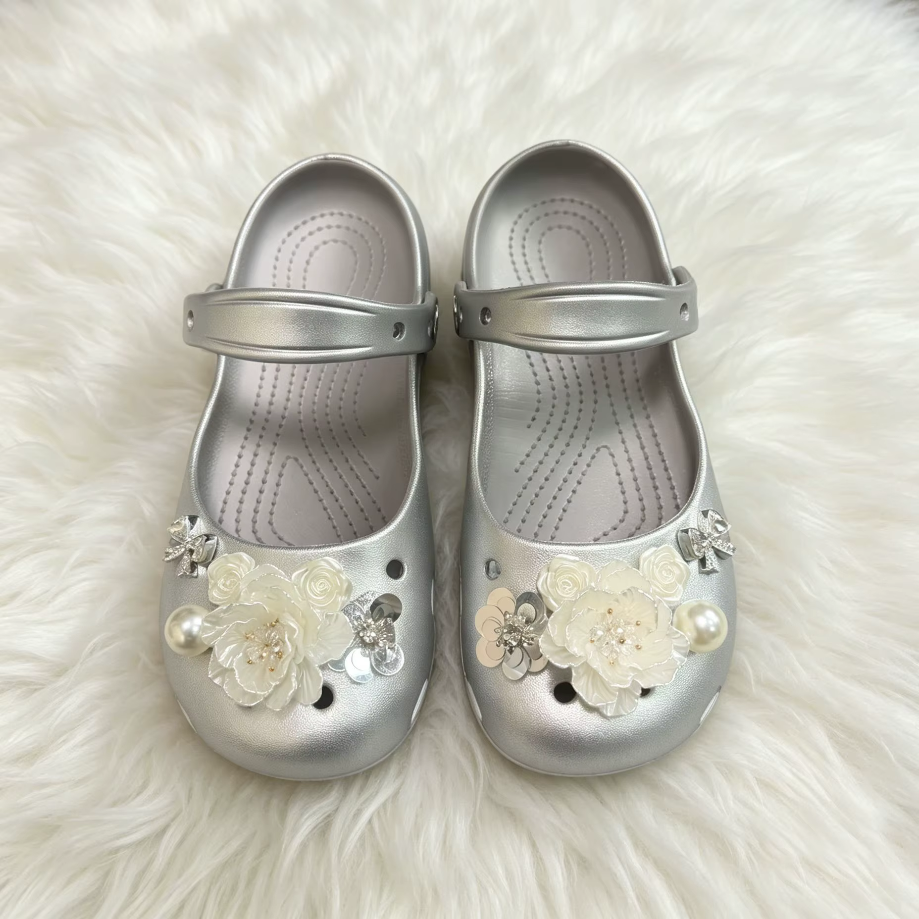Chaussures de danse de ballet perforées, nouvelle collection printemps 2026, sandales à camélia argenté ajourées à enfiler, chaussures paresseuses