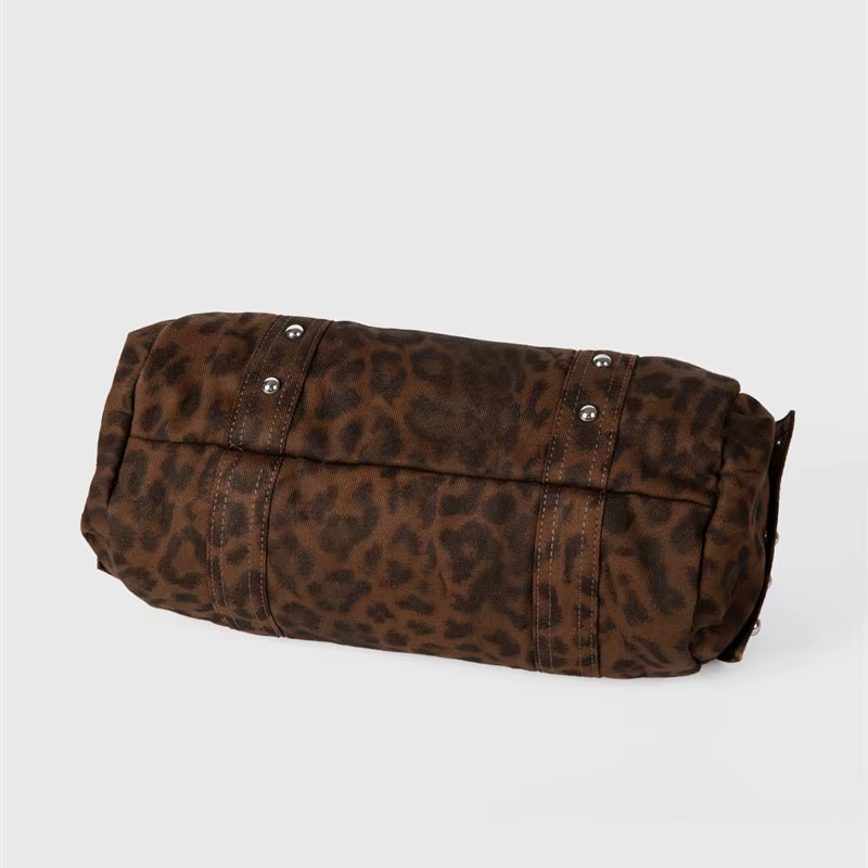 XMESSUN Nouveau Sac Fourre-tout Vintage Léopard à Rivets pour Moto, Sac Boston Tendance pour Trajet Quotidien, Sac à Bandoulière Décontracté pour Femme