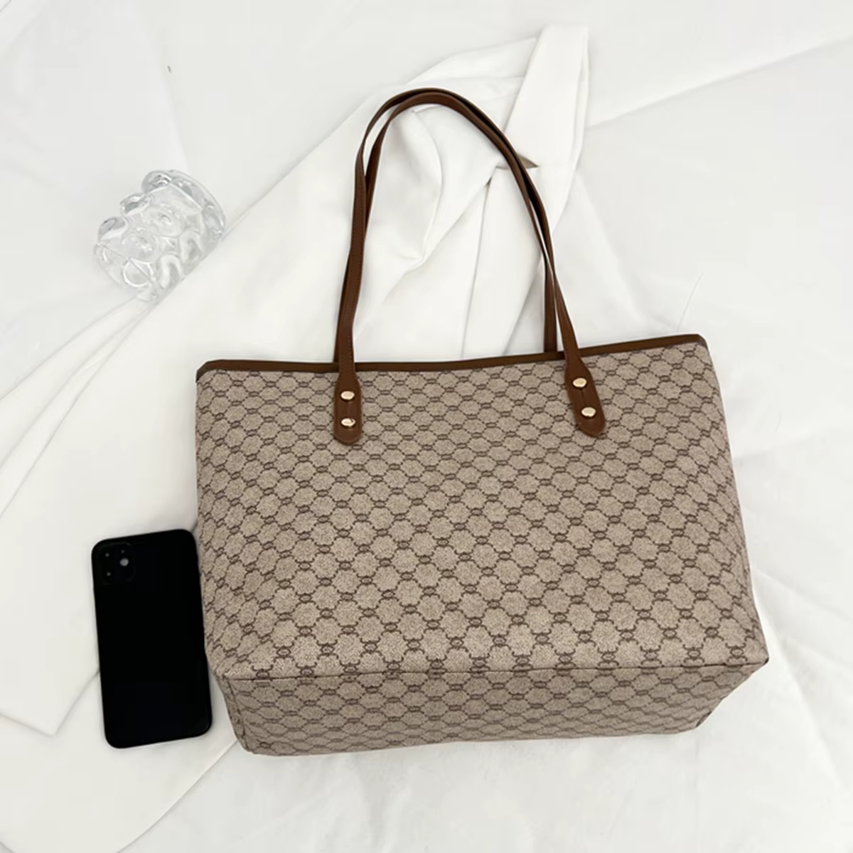 Sac à main vintage de luxe pour femme, imprimé monogramme, rivets, cuir PU, grande capacité, sac fourre-tout à fermeture éclair pour les trajets quotidiens