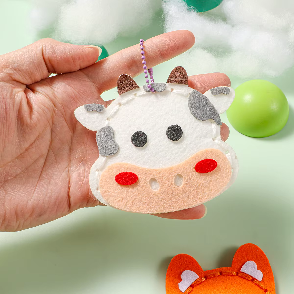 Kit de couture d'animaux de ferme DIY de 6 pièces ; Kit de couture à la main pour débutant ; Pendentif de sac d'école d'animal de dessin animé mignon de vache, cheval, poulet ; Naissance