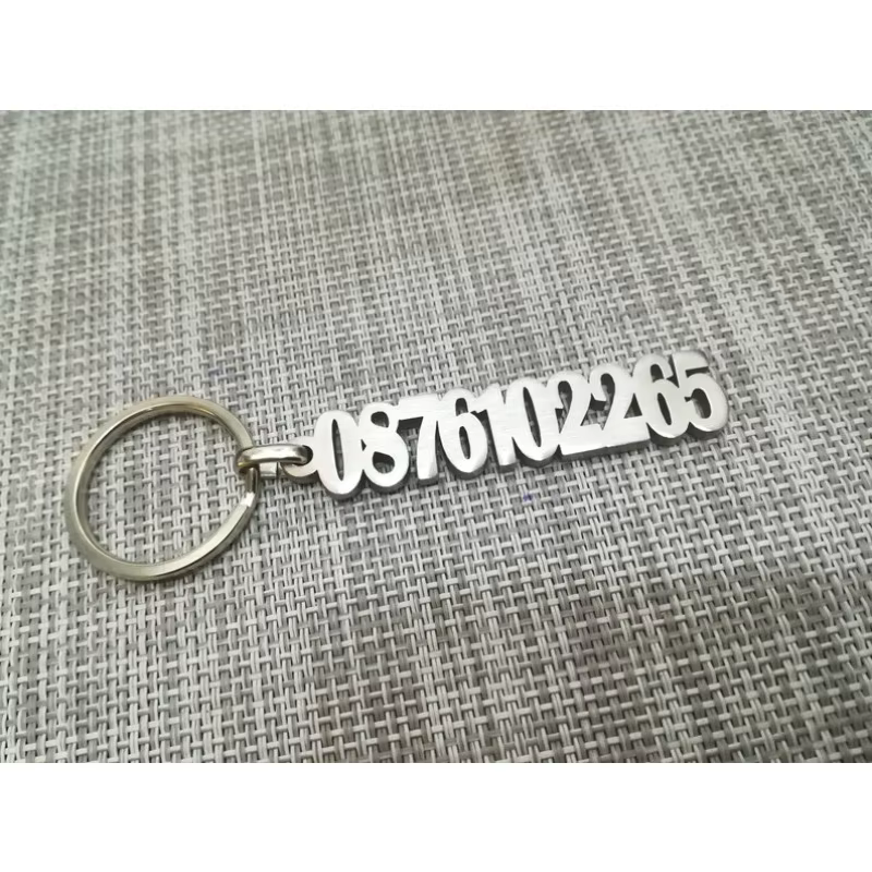 Porte-clés numérique personnalisé, porte-clés avec numéro de téléphone personnalisé, accessoire de clés élégant et durable pour tous les jours, cadeau idéal pour les amis et la famille