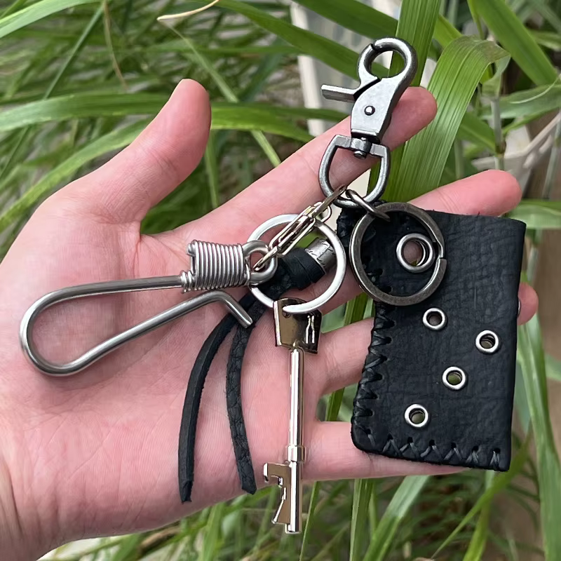 Accessoires de mode originaux : Porte-clés en cuir véritable, Décoration de jean, Pendentif métallique pour sac à dos en laiton et acier inoxydable