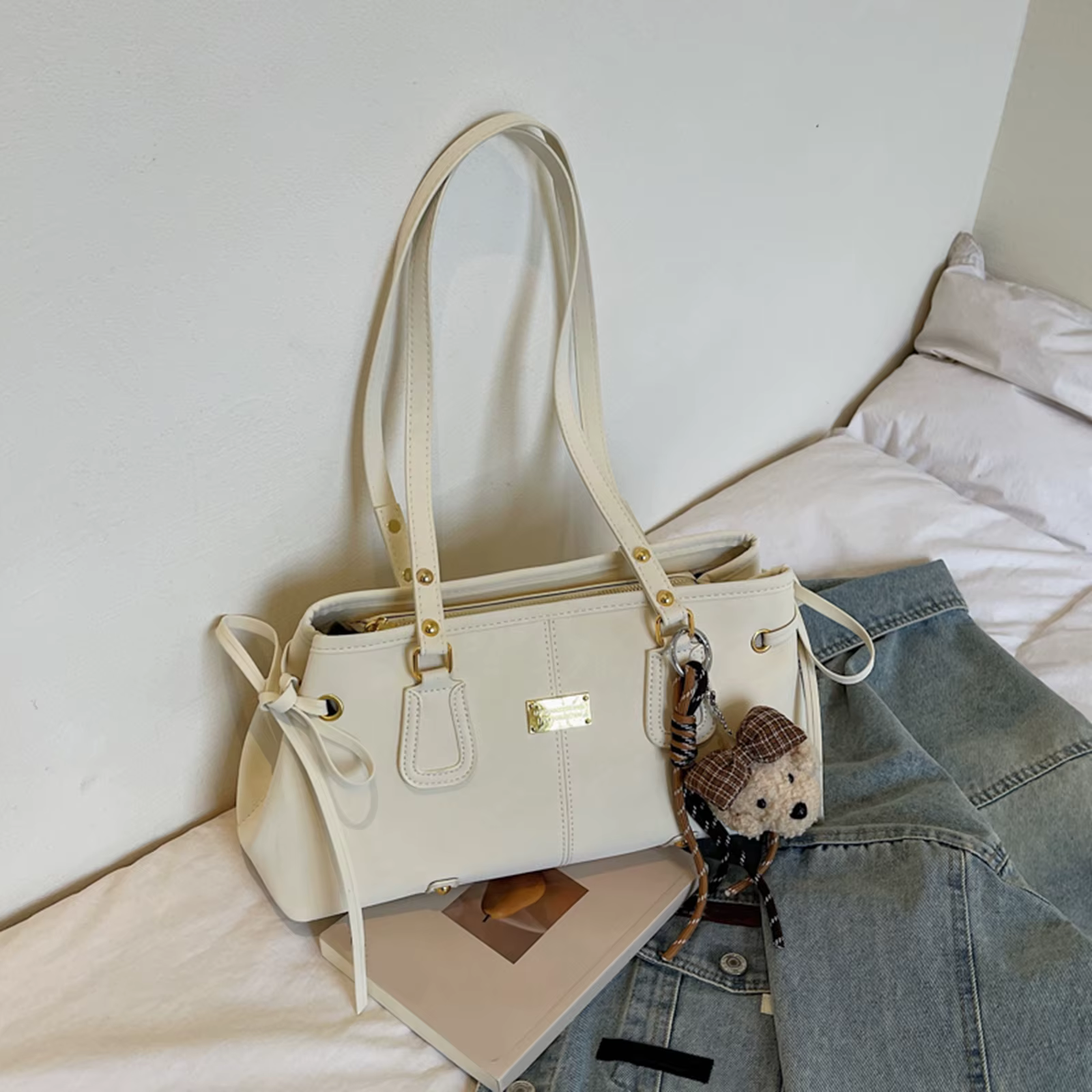 Sac à bandoulière tendance en cuir PU, sac sous le bras élégant, fourre-tout de travail grande capacité avec pendentif ours mignon pour femme, idéal pour les voyages et le travail
