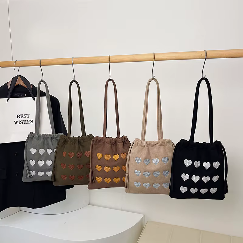 Nylon broderie chaîne fourre-tout décontracté 2026 haute qualité sacs à bandoulière décontractés trajet quotidien doux