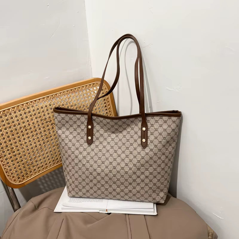 Sac à main vintage de luxe pour femme, imprimé monogramme, rivets, cuir PU, grande capacité, sac fourre-tout à fermeture éclair pour les trajets quotidiens