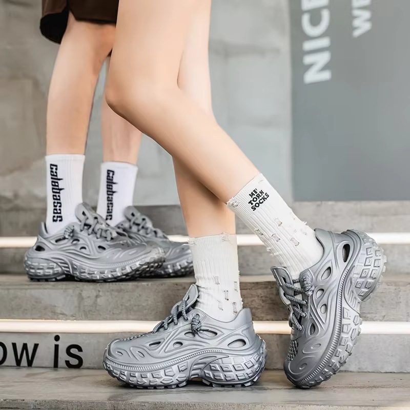 2025 nouveaux amoureux de la mode d'été sandales EVA Baotou sandales pour hommes en plein air fond épais trou chaussures de luxe plage hommes chaussures de jardin