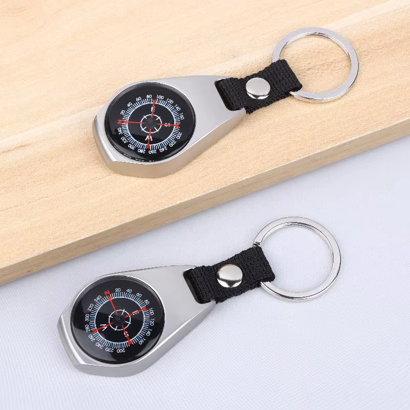 Accessoire de camping et de randonnée en plein air : porte-clés boussole en métal durable avec mousqueton.