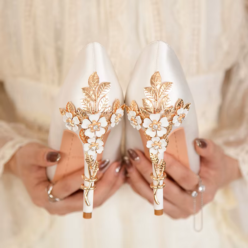 Femmes de luxe talons hauts fleurs en métal talon cristal chaussures de mariée mode soie femmes chaussures habillées Sexy bout pointu femmes pompes 2025