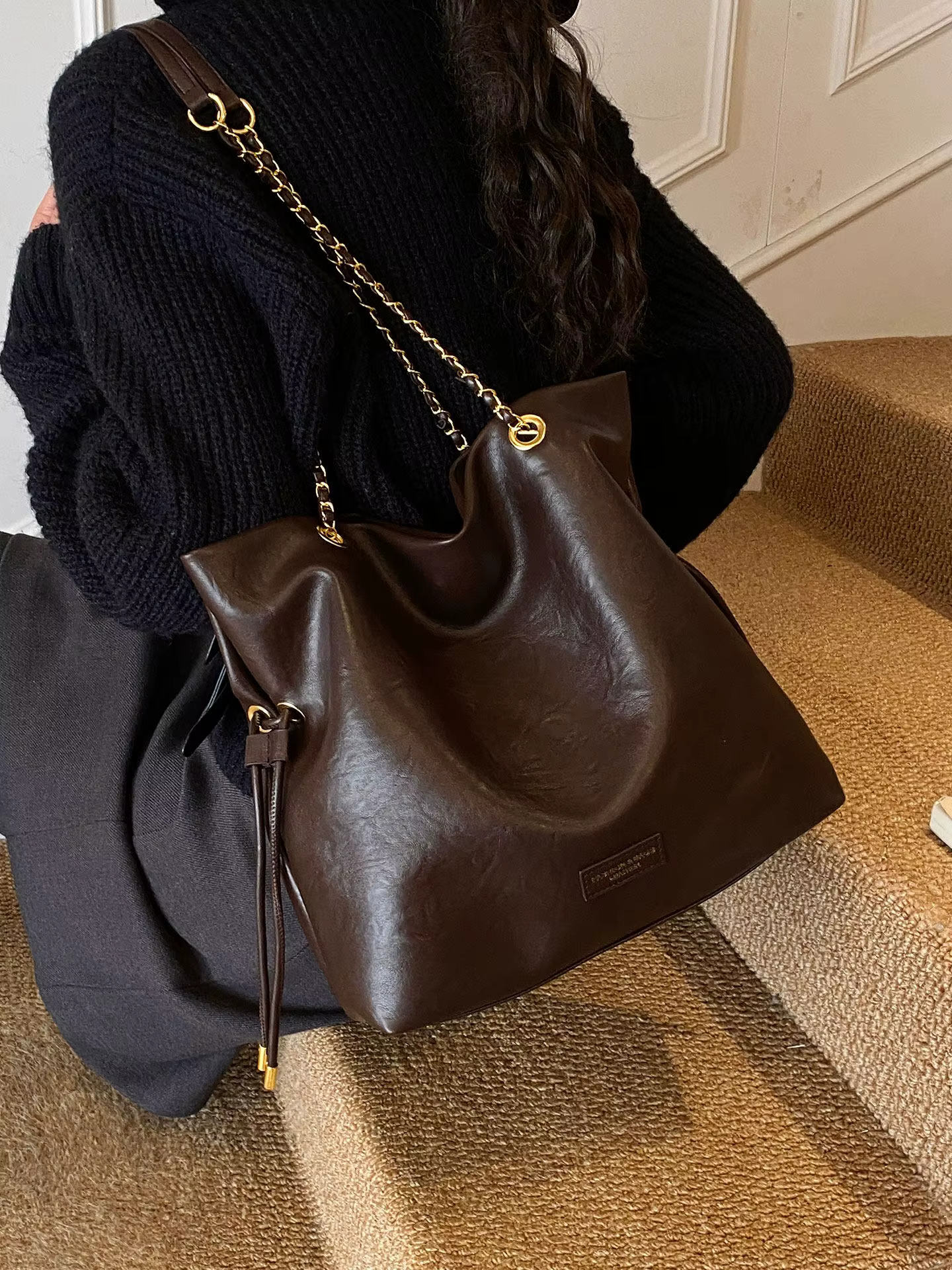 Nouveau sac fourre-tout décontracté pour femmes, grande capacité, tendance et polyvalent, sac à bandoulière, sac de niche pour femmes, sac bandoulière