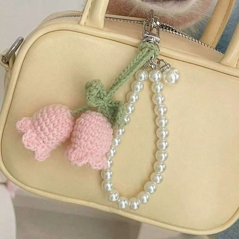 Breloque de sac en crochet fait main en forme de tulipe avec chaîne de perles, porte-clés mignon pour femmes et filles