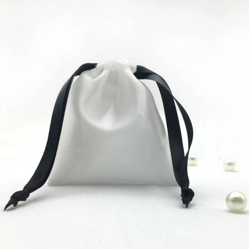 Sac en Satin Blanc pour Emballage de Bijoux