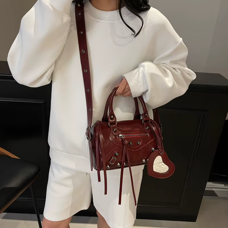 SHELKSBAG 2026 Sacs de moto tendance pour femmes, sac à main urbain Y2K classique et à la mode, sac bandoulière en cuir PU clouté