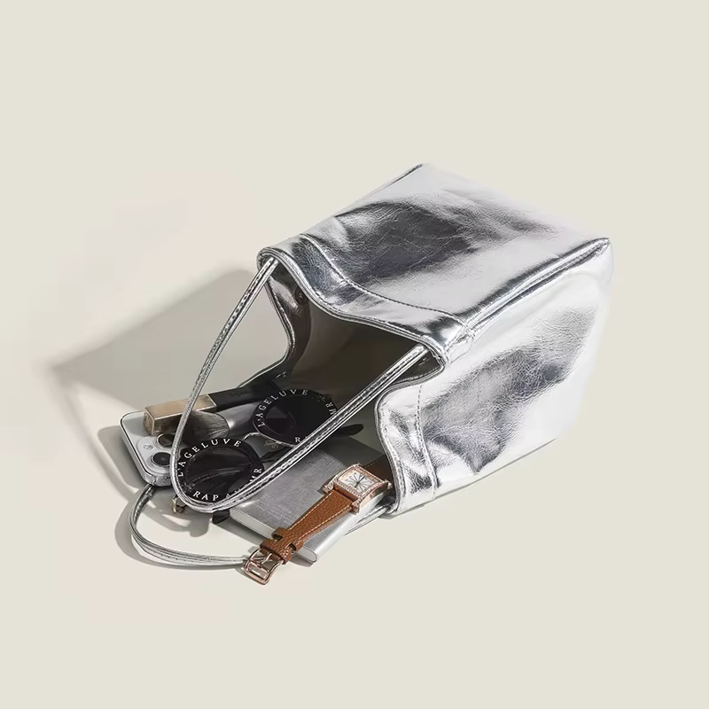 Sac seau mini scintillant argenté, sac à bandoulière multifonctionnel en PU brillant avec cordon de serrage et portefeuille intégré pour femme – Idéal au quotidien