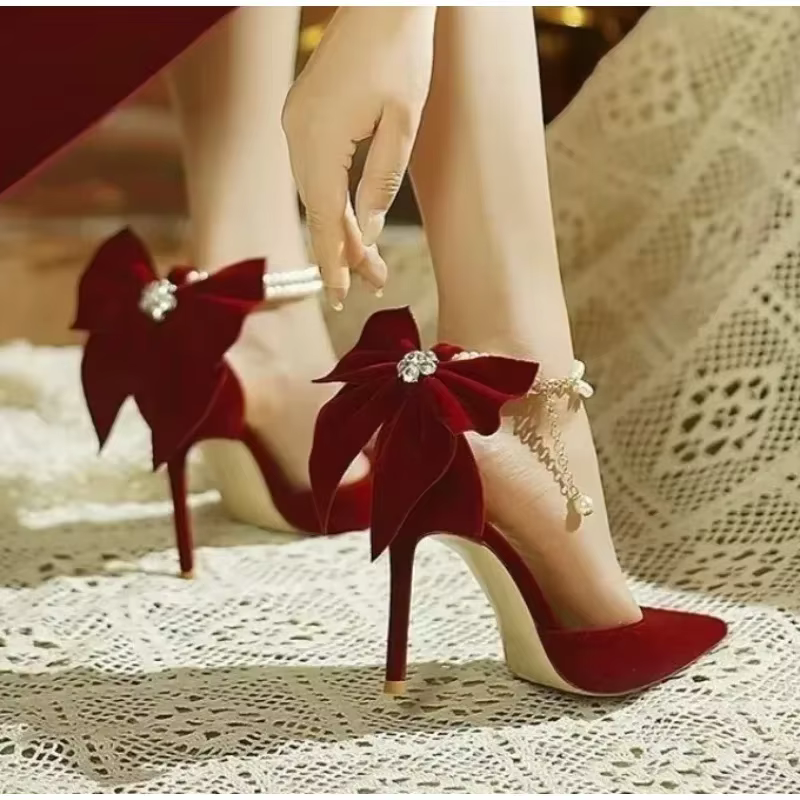 Chaussures de mariage rouges 2025 nouvelles talons aiguilles pointus femme bouche peu profonde nœud perle un mot boucle