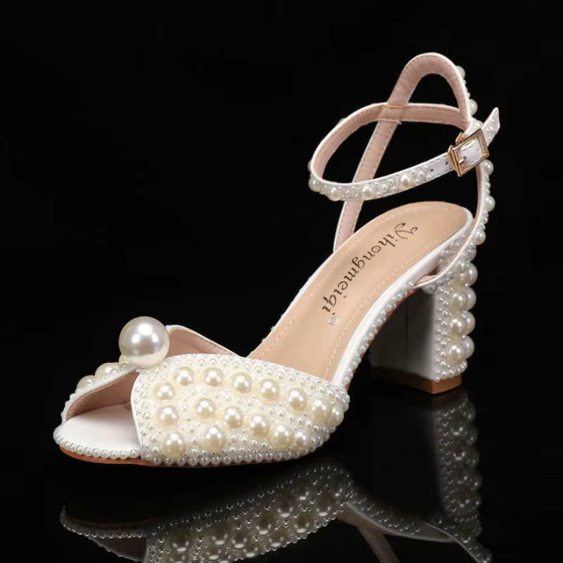 Chaussures de luxe pour femmes 2026 Nouveaux talons hauts de créateur à talon épais et bouche peu profonde, sandales à perles pour femmes, chaussures de mariage, chaussures de demoiselle d'honneur
