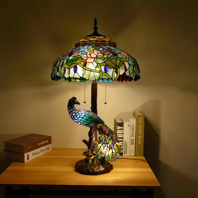 Tiffany américain rétro paon lampadaire Lotus salon étude verre coloré à la main abat-jour décor à la maison Table éclairage