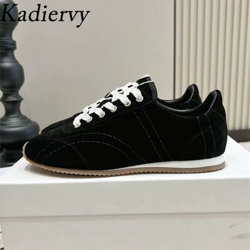 Chaussures de sport pour femmes à bout rond et lacets