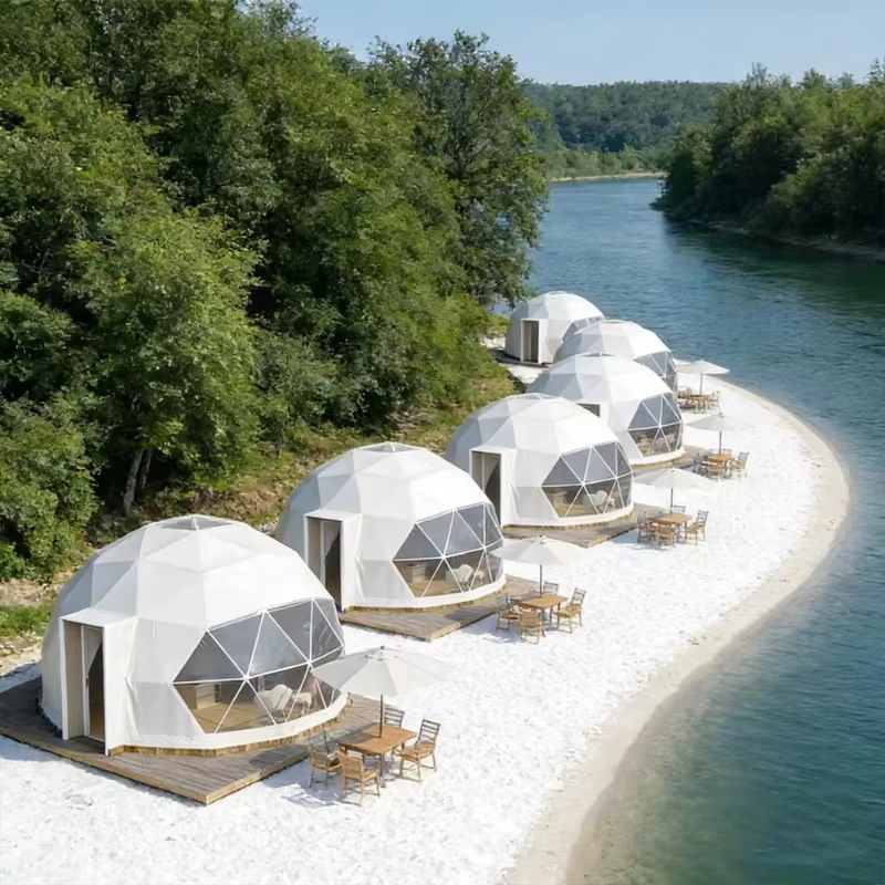 Tente de glamping de luxe en forme de dôme