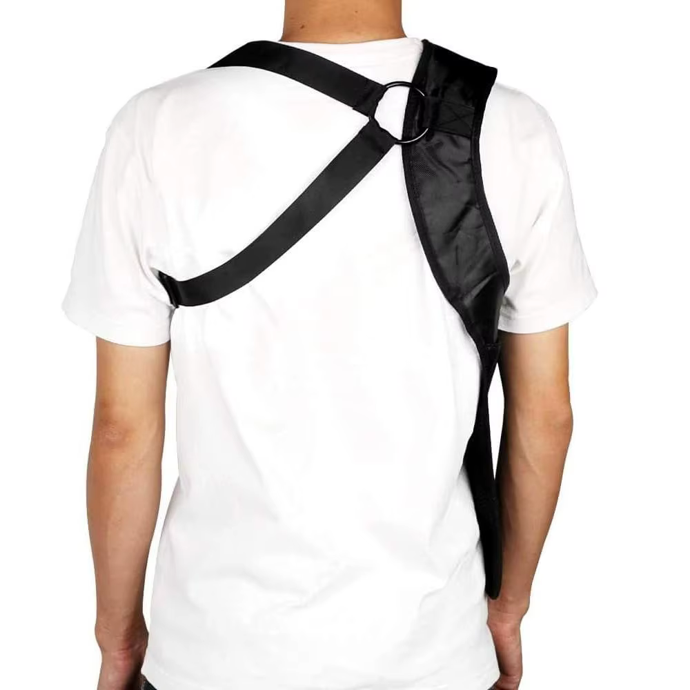 Sac bandoulière noir dissimulé sous le bras