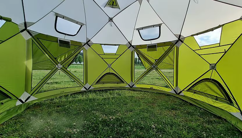 Tente de camping pop-up au design unique avec déploiement activé par la chaleur.
