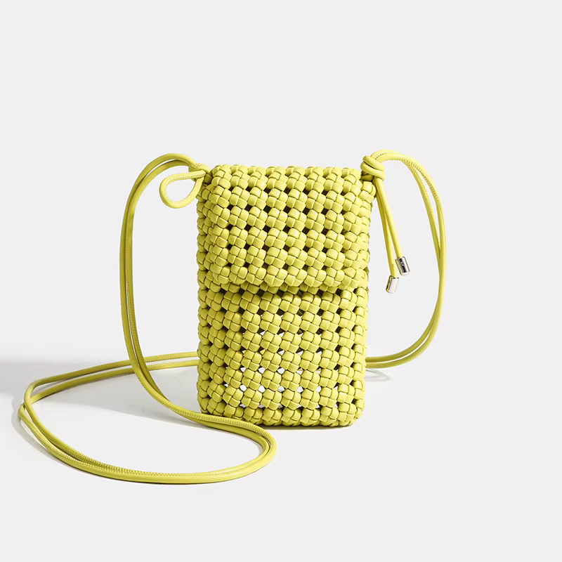 2025 sacs à bandoulière mode niche tissé sac à bandoulière populaire de cette année sac creux de haute qualité pour femmes