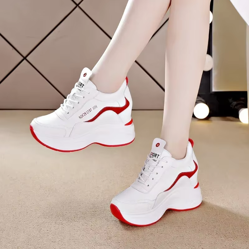 2025 nouveaux talons hauts compensés Sport de plein air printemps blanc chaussures chaussures décontractées respirantes femmes en cuir plate-forme baskets rouge
