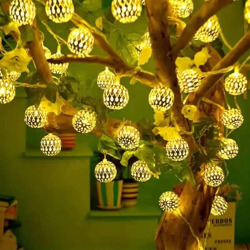Lampe boule marocaine en fer forgé avec bande LED et guirlande solaire