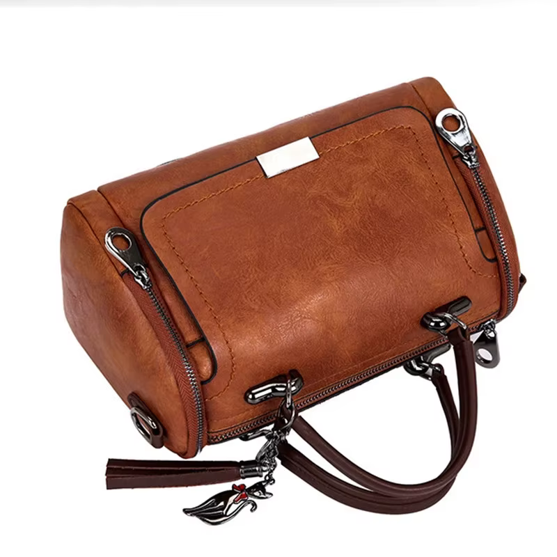 Sac à bandoulière de grande capacité pour femmes avec décoration de pompon