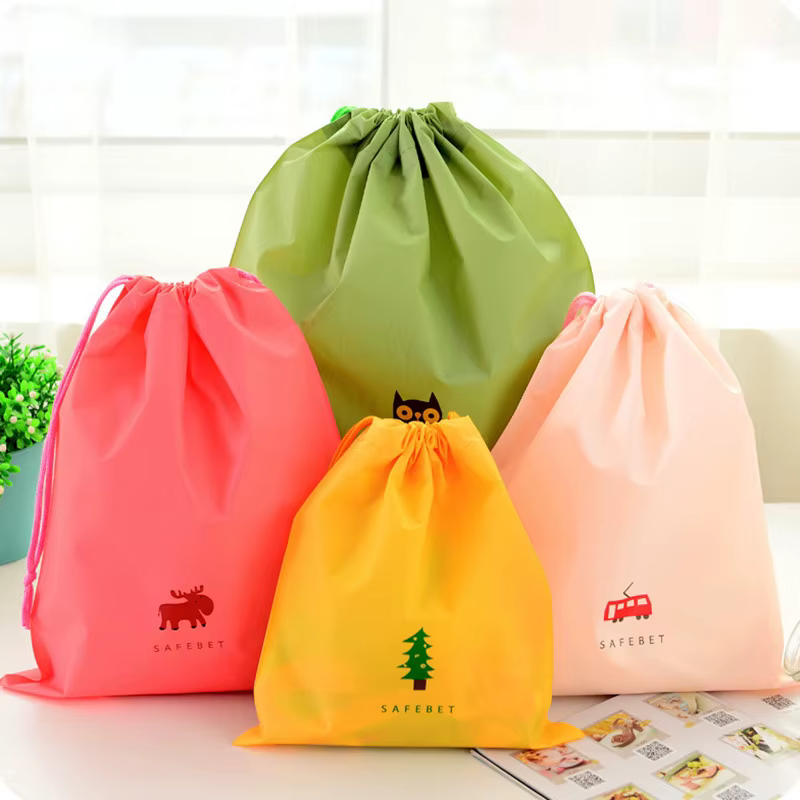 Sac de rangement de poche étanche, sac de rangement de produits ménagers, sac à cordon minimaliste anti-poussière, sac de rangement créatif pour vêtements de voyage