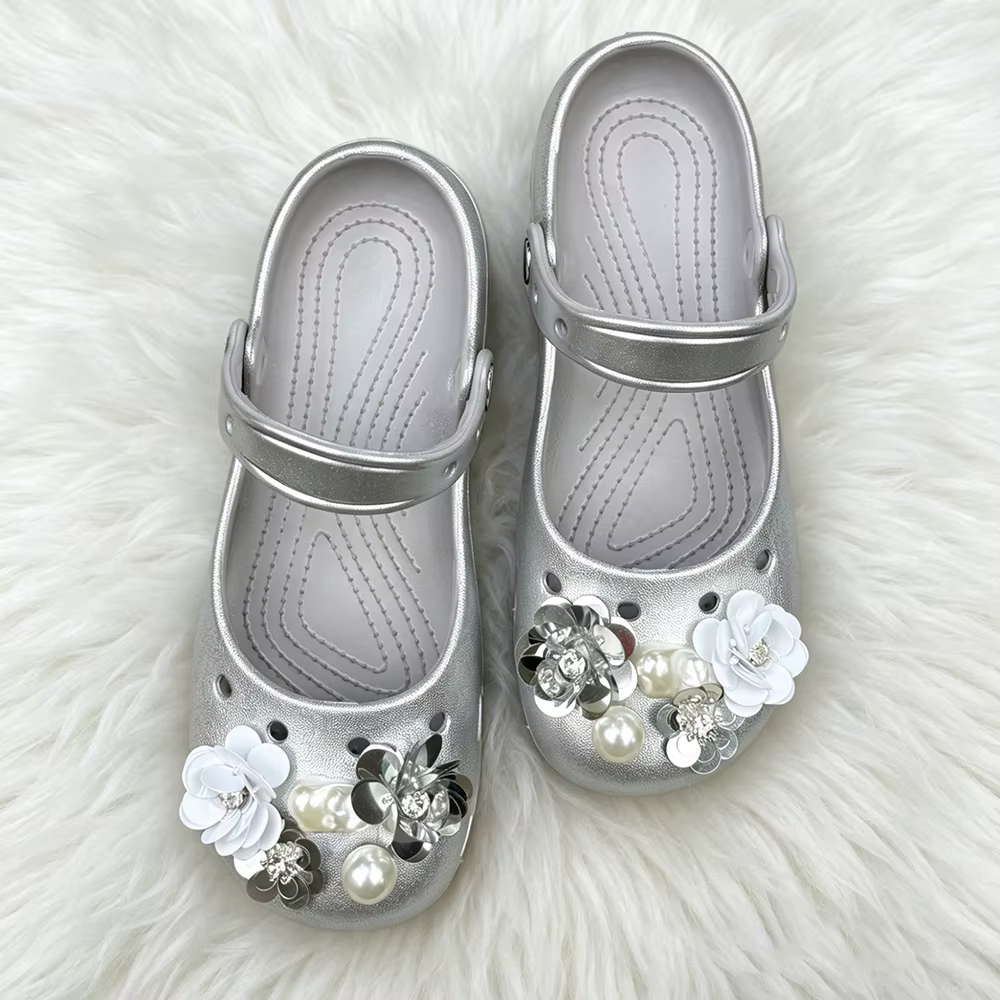 Chaussures de danse de ballet perforées, nouvelle collection printemps 2026, sandales à camélia argenté ajourées à enfiler, chaussures paresseuses