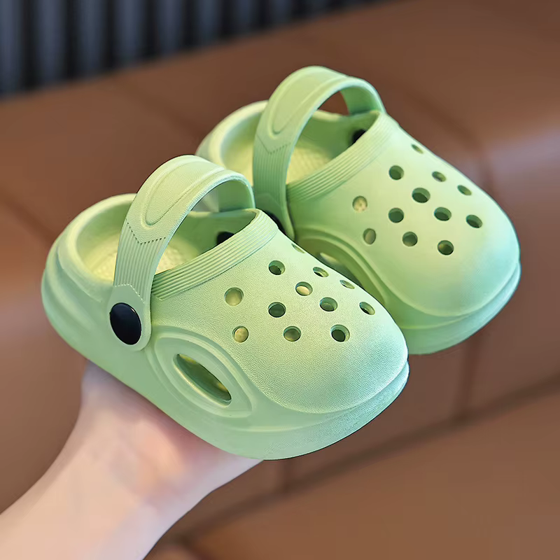 Pantoufles pour enfants pour garçons et filles, chaussures à bout doux et antidérapantes pour bébé pour usage domestique et extérieur, chaussures perforées, salut d'été