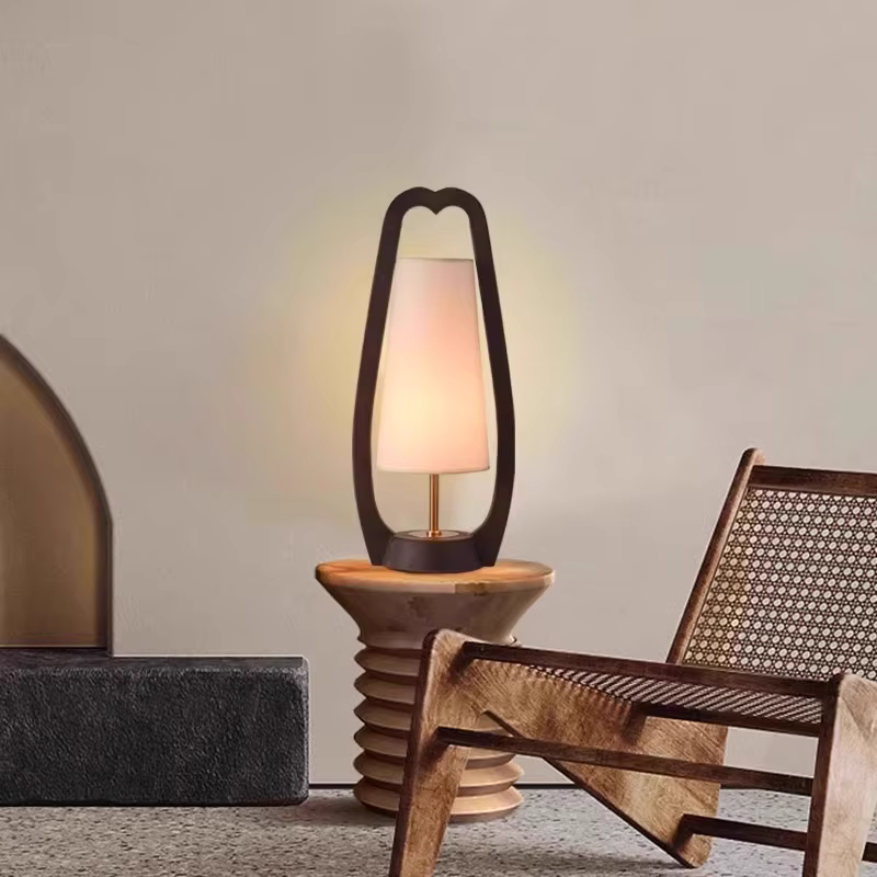 Lampe LED verticale autoportante en bois au design nordique moderne