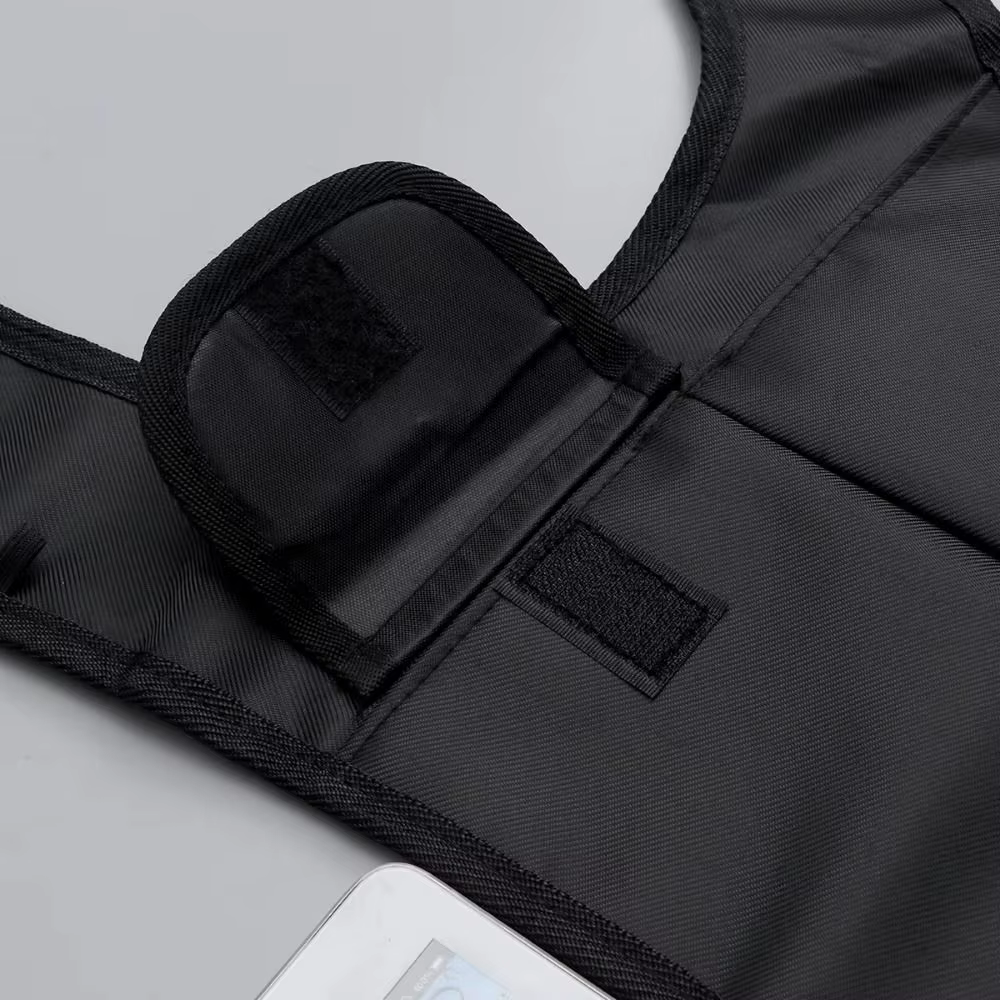 Sac bandoulière noir dissimulé sous le bras
