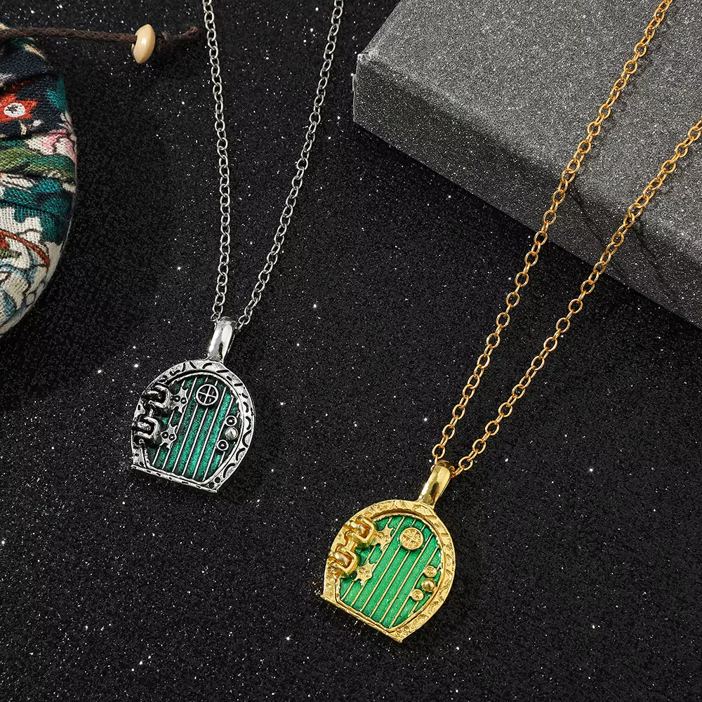 Collier de porte Hobbit du Seigneur des Anneaux – Pendentif bicolore, cadeau pour fans de bijoux de la terre du Moyenne, Inspiration de la Maison de Bilbo