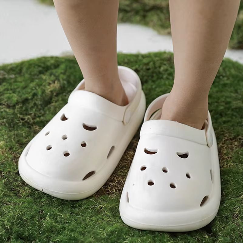 Chaussures de jardin pour garçons et filles, sandales pour enfants, pantoufles d'extérieur antidérapantes résistantes à l'usure, peuvent ajouter des breloques de noël et d'halloween