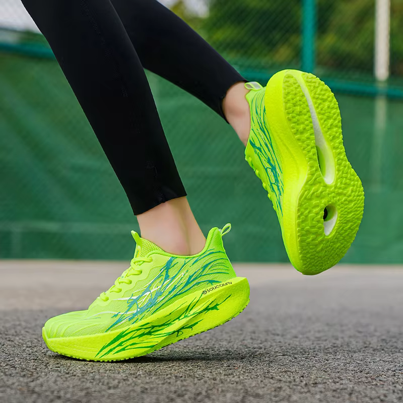 Chaussures de course à pied pour hommes et femmes, avec plaque en carbone, spéciales sports, respirantes, légères, confortables, athlétiques, antidérapantes