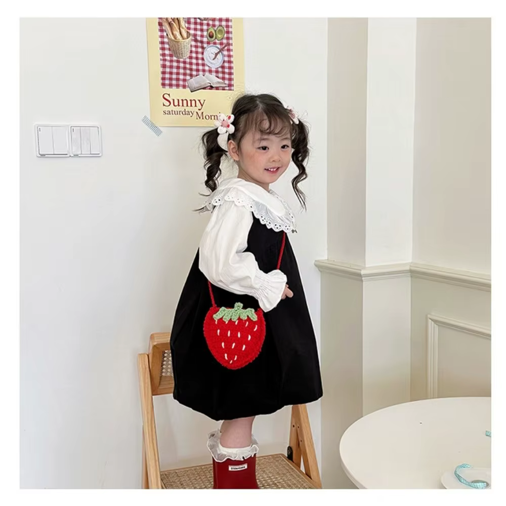 Sac à bandoulière fraise fait à la main, Mini sac à bandoulière Design tissé bicolore, fil au Crochet, Mini taille, sac tissé au Crochet pour femmes