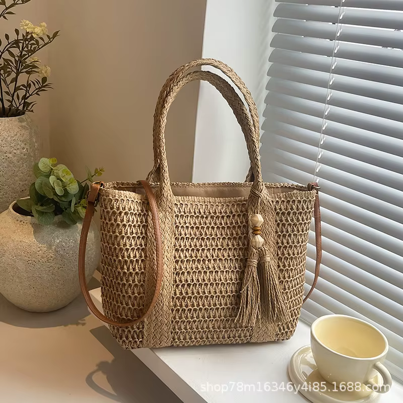 Nouveau sac tissé en paille, sac fourre-tout de plage de grande capacité, sac à main de style paresseux, sac à bandoulière à pompon