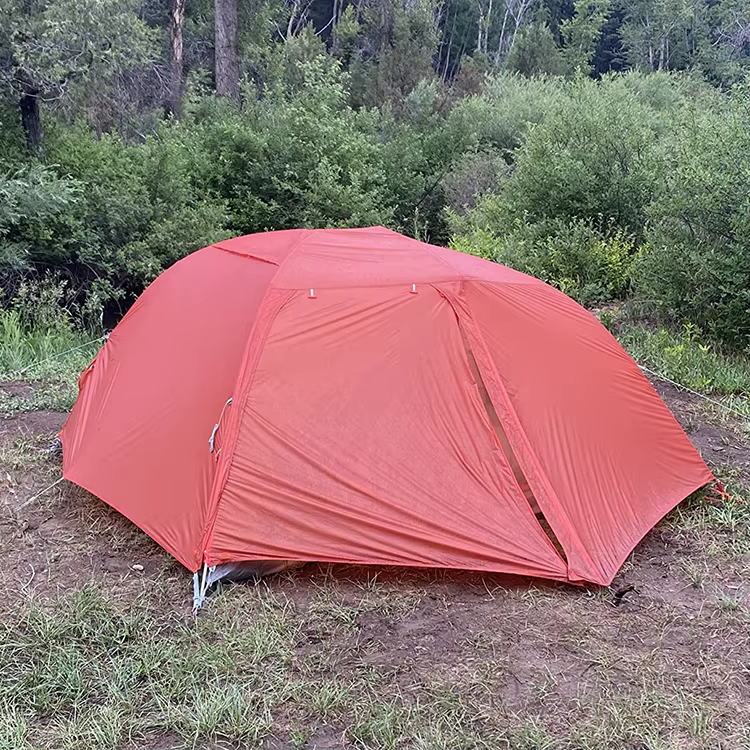 Tente double dôme ultralégère de haute qualité pour deux personnes avec structure en aluminium et tissu nylon imperméable pour le camping et la randonnée en plein air