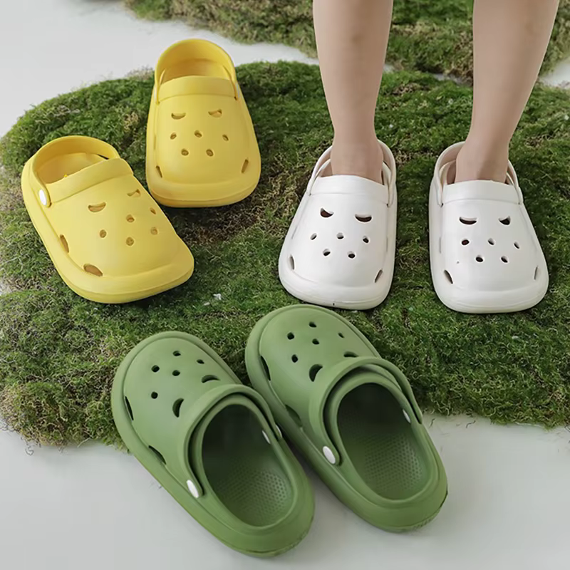 Chaussures de jardin pour garçons et filles, sandales pour enfants, pantoufles d'extérieur antidérapantes résistantes à l'usure, peuvent ajouter des breloques de noël et d'halloween