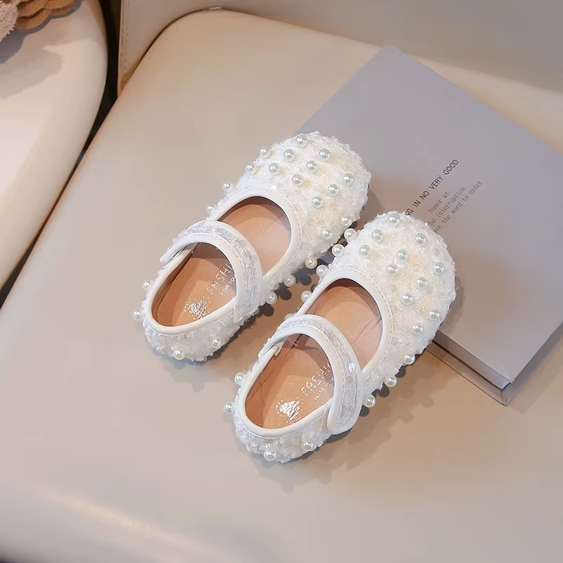 Chaussures de danse pour filles, chaussures plates élégantes à bout rond pour enfants, semelle souple antidérapante, chaussures de princesse avec perles douces, tendance Ins, nouvelle collection 2025
