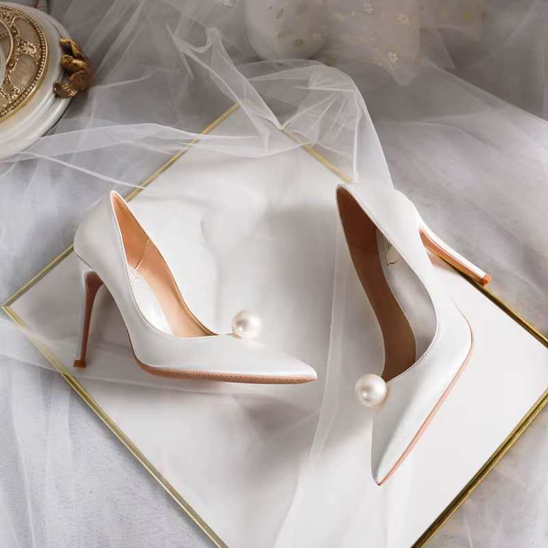 Escarpins de mariée chaussures pour femme 2025 Stilito chaussures d'été pour femmes perle rouge sur talon bout pointu blanc talons hauts chaussure populaire A