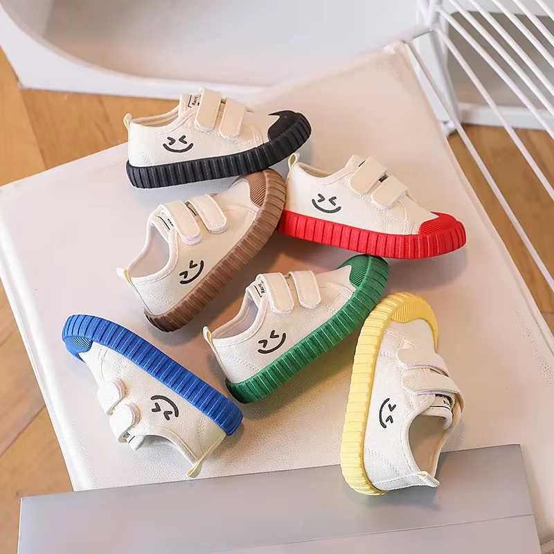 Chaussures en toile pour enfants Version coréenne visage souriant chaussures décontractées printemps garçons filles chaussures académie maternelle confortable quotidien