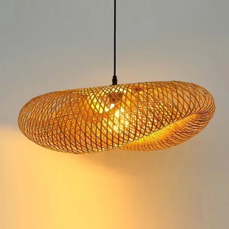 Lampe LED suspendue en bambou tissé à la main