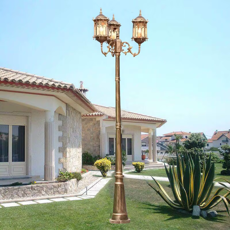 Lampe de Jardin à Trois Têtes Étanche de Style Européen, Lampadaire d'Extérieur à Poteau Haut, Idéal pour une Pelouse ou un Paysage, H 2.5m