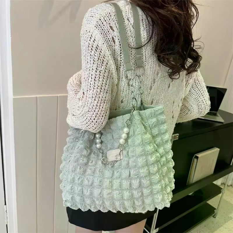 Sac fourre-tout texturé à bulles avec chaîne de perles, tendance, doux, grande capacité, pour femmes, shopping, rendez-vous, bureau, trajets domicile-travail