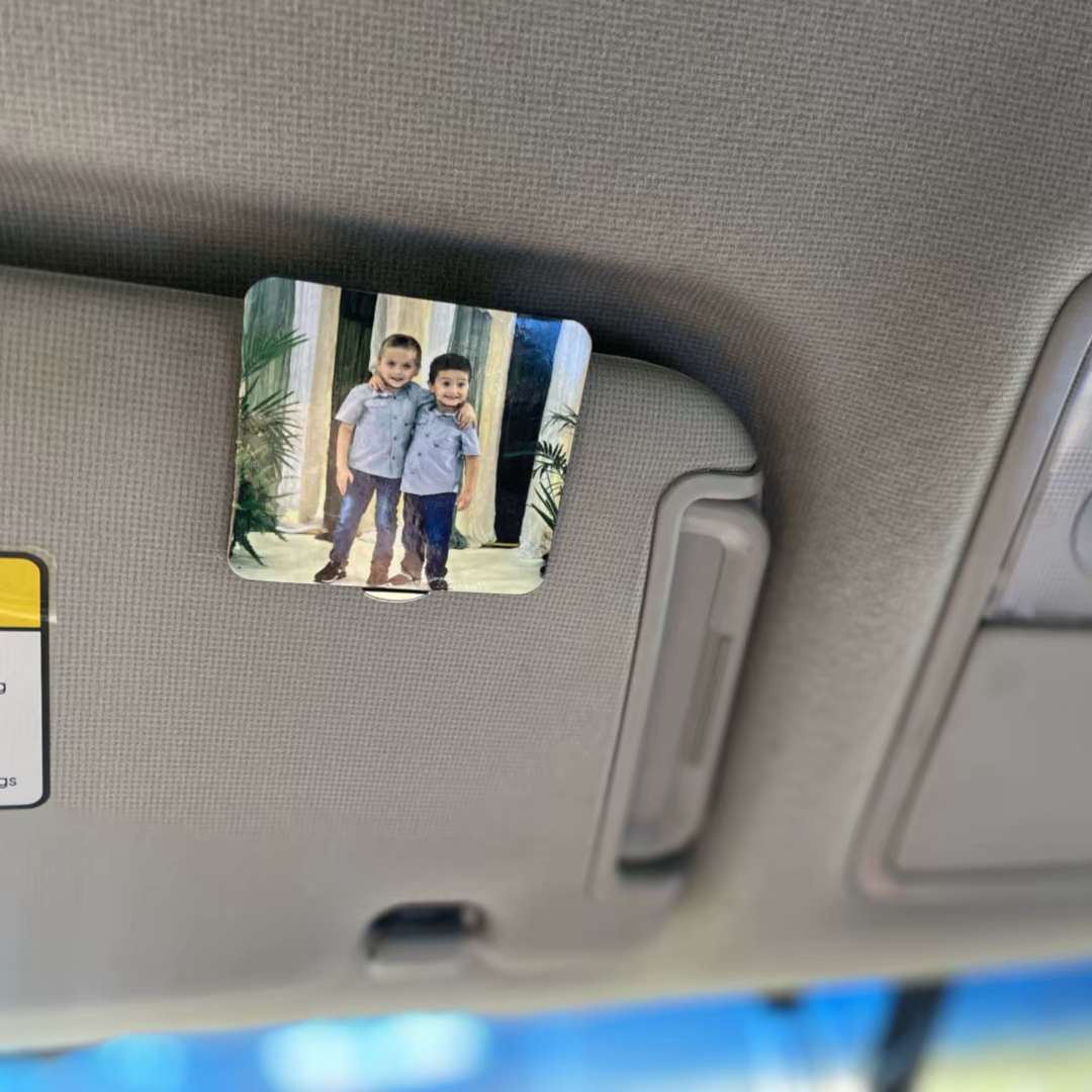 Accessoire de voiture personnalisé 1 pièce-Clip et cintre personnalisés conçus par photo, gravés au laser pour les déplacements quotidiens, les amateurs de voitures et les cadeaux