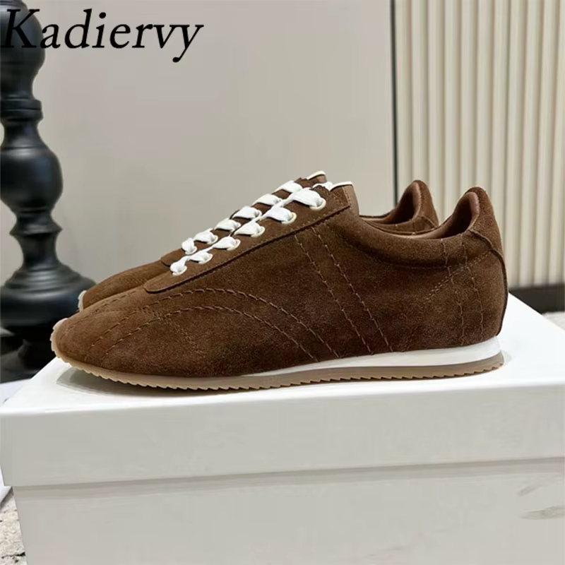 Chaussures de sport pour femmes à bout rond et lacets